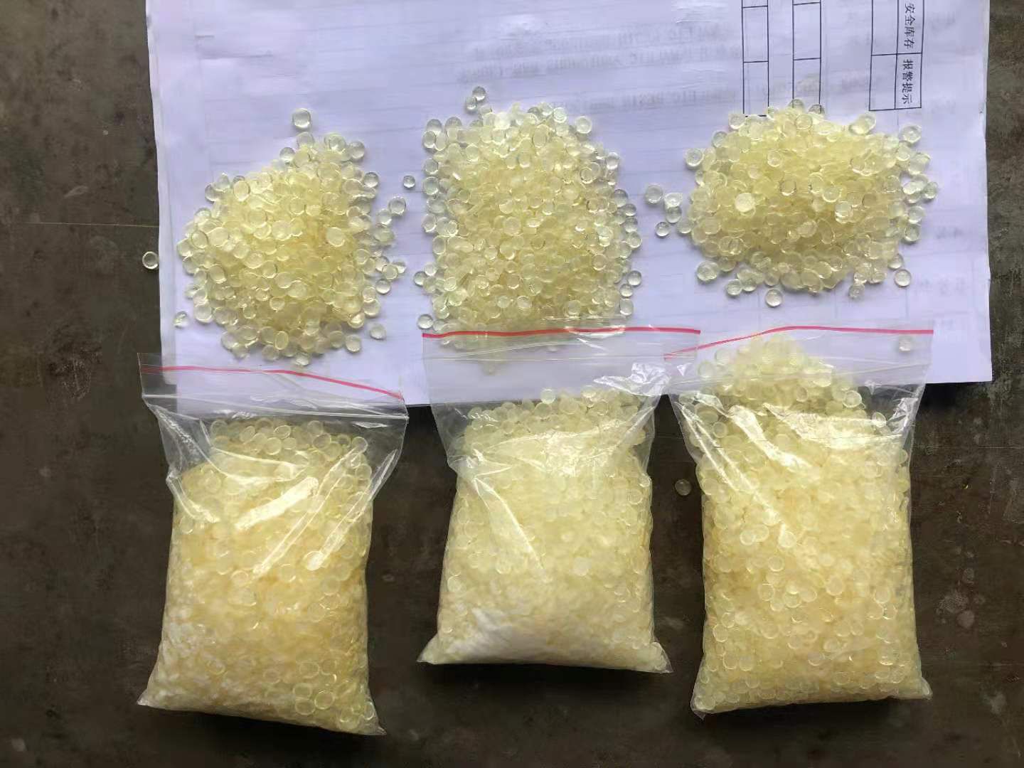 Kõrge pehmenemispunktiga kampol termoplastilise teevärvi jaoks